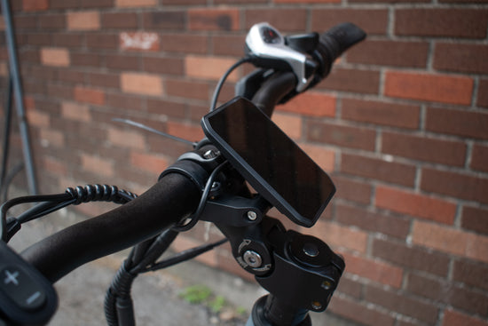 Multifunctional LCD display showing speed and battery level – e-bike dashboard


